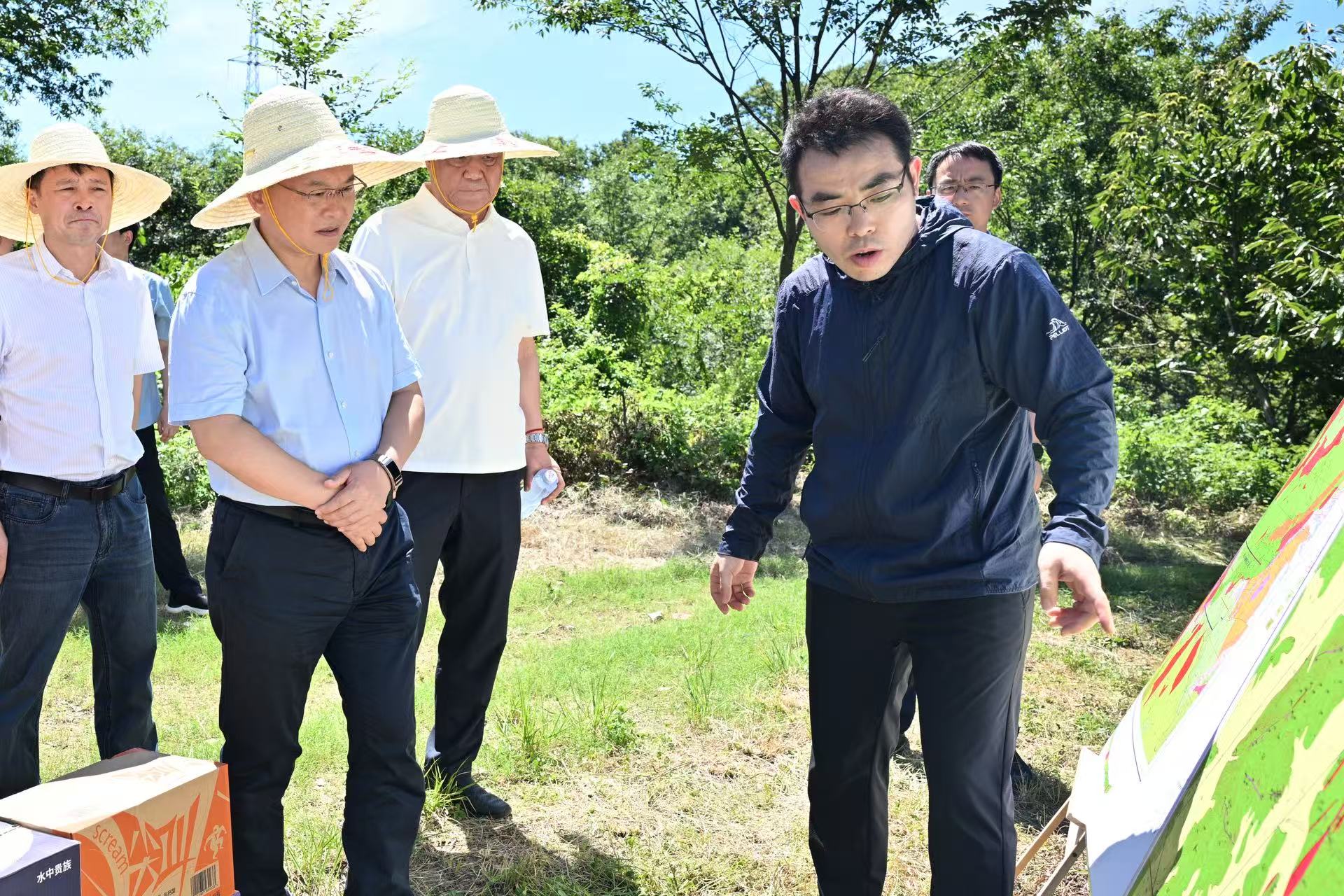 程知言在局属单位和项目一线开展工作调研和高温慰问